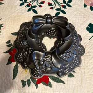 Nordic Ware Holiday Wreath Platinum Collection Bundt Cake Pan 9 Cup